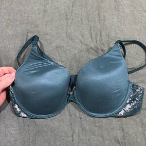Victoria Secret body by Victoria lightly lined bra 32 C